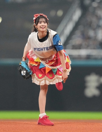 Sakai Nika first pitch