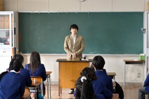 北村匠海“朝野先生”、教壇に立つ 物語の始まりを切り取った場面 ...