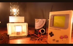 ろうそくの炎でゲームボーイをプレイ。太陽電池では出力が足り ...