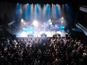 Momen debut 'Rakuen'