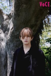 見る美容液“山田涼介、自然の中で儚く、凛々しくたたずむ…『VOCE ...
