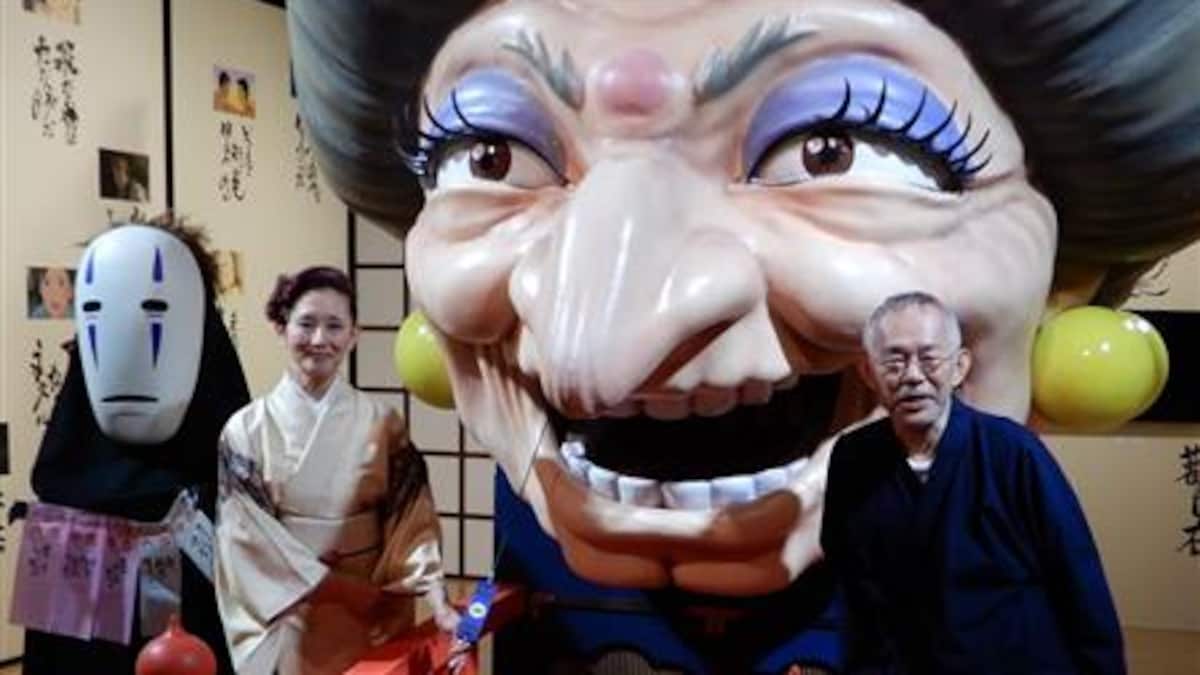 Mari Natsuki dengan Patung Yubaba