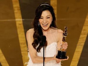 第95回アカデミー賞】ミシェル・ヨー、「エブエブ」でアジア人女性初の ...