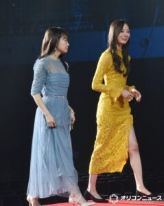 乃木坂46梅澤美波、大胆スリットから美脚 授賞式に秋元真夏と登壇 ...