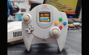 ドリームキャストのコントローラをツインスティック化，振動やマイク，ビジュアルメモリのディスプレイも内蔵する非公式ハードがクラファン中