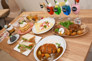 2周年を迎えた「百英雄伝」がコラボカフェを実施。12名の描き下ろしイラストが飾られている店内の様子をレポート