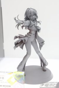 学マス』より「雨上がりのアイリス」衣装の花海咲季、月村手毬、藤田ことねの原型を初展示！『ブルアカ』チアキ、『人外教室』右左美彗、『NIKKE』アルカナの フィギュアも！【ワンフェス2026冬速報レポート】デザインココ | 電撃ホビーウェブ