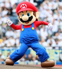 ロッテ】「スーパーマリオブラザーズ」のマリオが右腕から見事なノーバン投球 始球式でファンを沸かせる｜Infoseekニュース