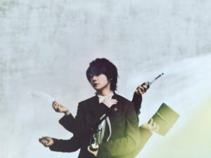 大森元貴「催し」MVが明日公開、夜の街に佇む人物の正体は（動画あり） - 音楽ナタリー