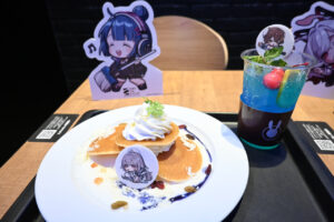 カオスゼロナイトメア」のコラボカフェが，池袋の「Café＆Bar RAGE ST」で開催中。ハーフアニバーサリー記念のグッズも販売