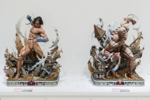 進撃の巨人』巨人化したエレンとライナーのジオラマスタチューが登場【#NLSXVII】 - HOBBY Watch