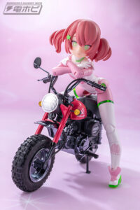 レーシングスーツを思わせる鮮やかなオリジナルカラーの美少女プラモデル「マオ」と小さくかわいい50ccバイク「モンキー」セットが登場！ | 電撃ホビーウェブ