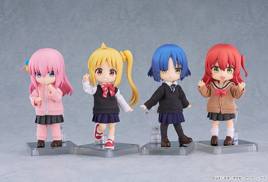 Nendoroid Doll Yamada Ryo dengan pose dinamis, menunjukkan detail pakaian dan aksesoris khas karakter