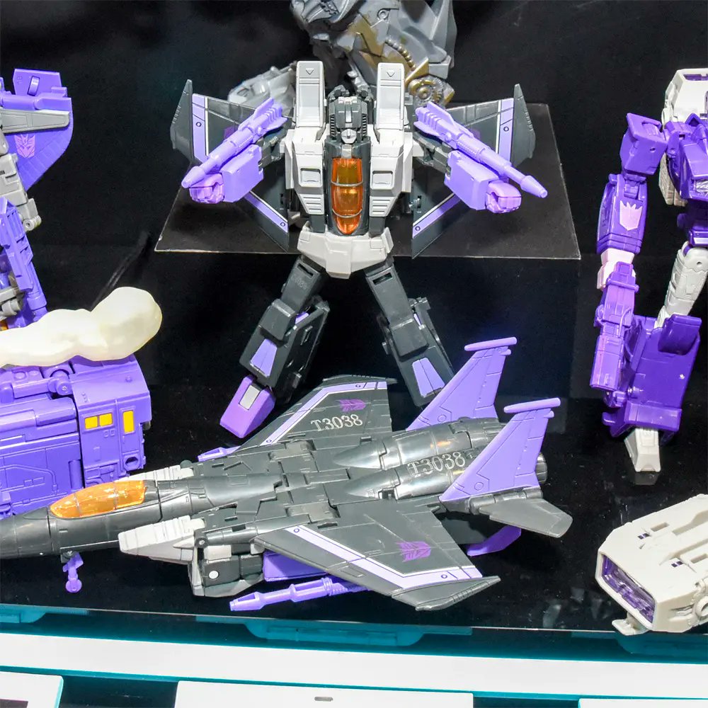 Tiga figure Studio Series dalam satu frame