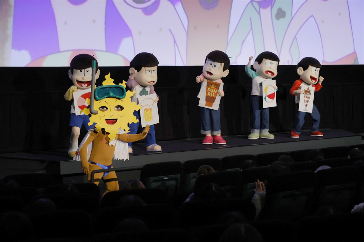 Para seiyuu berpose bersama di panggung.