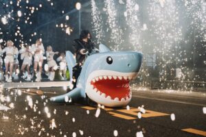 Kenshi Yonezu Rides a Shark in Chainsaw Man “IRIS OUT” Performance as Full Video Is Released | Japan Anime News powered by ORICON NEWS