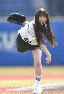 Nogizaka Baseball Club] Ogawa Aya and Shibata Yuna's first pitch ceremony [1st Collaboration ] : r/Nogizaka46