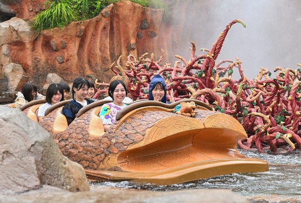 In Photos: Tokyo Disney Resort guests beat the heat by getting soaked［写真特集2/10］- 毎日新聞