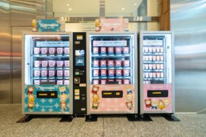 お買い物や東京観光の合間に】ＫＩＴＴＥ丸の内に「ちいかわ」の自動販売機が登場「Kiramekko（きらめっこ）」と「GPSBOX」が7月18日（土）より販売開始 | 株式会社グレイ・パーカー・サービスのプレスリリース
