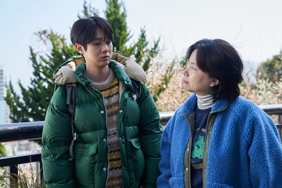 Choi Woo-sik and Jang Hye-jin became mother and son again after 'Parasite'.."One-on-one communication" [the star scene] | STARNEWS