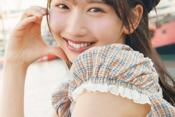 Hinatazaka46 Fujishima Kaho First Photobook: Kajitsu no Hohaba
