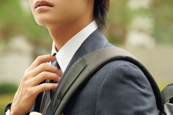 Aぇ! group佐野晶哉、スーツ姿で年下ビジネスマン役熱演「Oggi」ソロ初登場 - モデルプレス