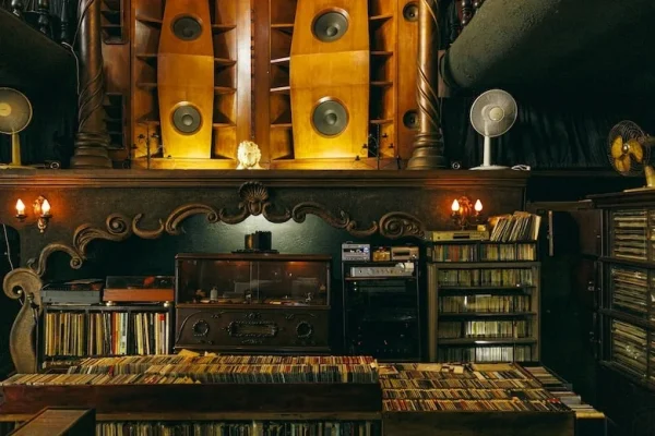 Japan's Unique "Ongaku Kissa" Culture: Cafés Designed for Listening to Records｜DEEPTOKYOmagazine